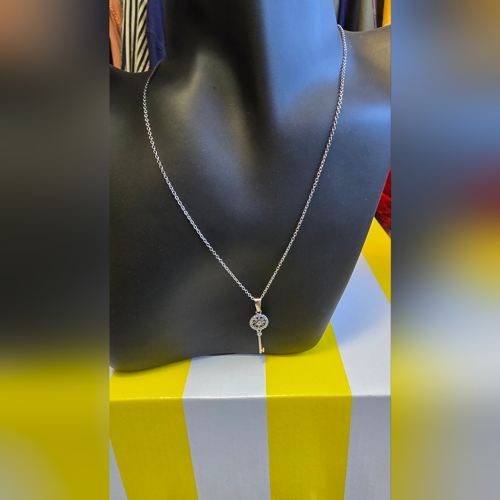 Elegant Silver Key Pendant Necklace #0448